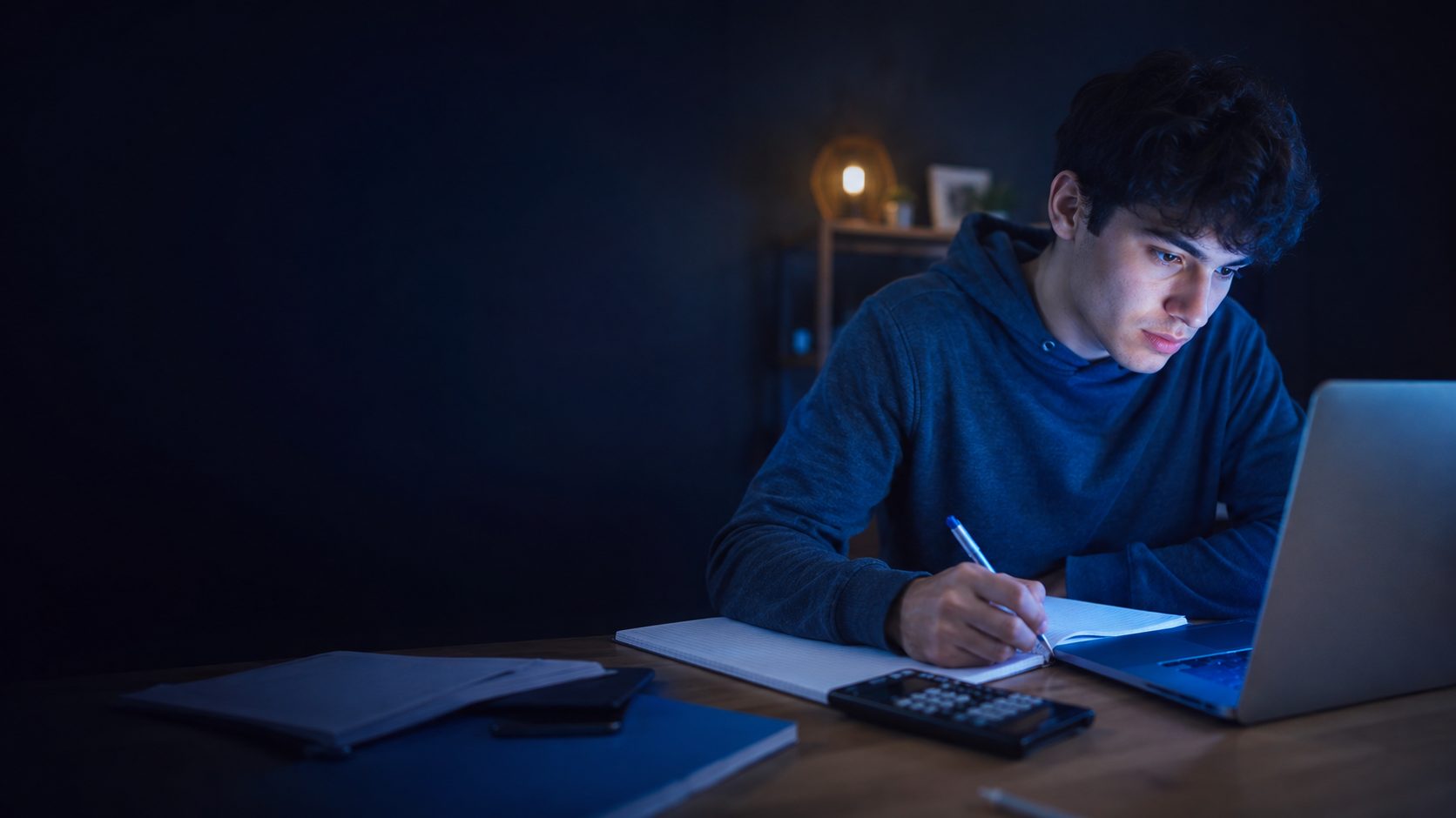 Estudiante universitario en una clase online de ciencias exactas