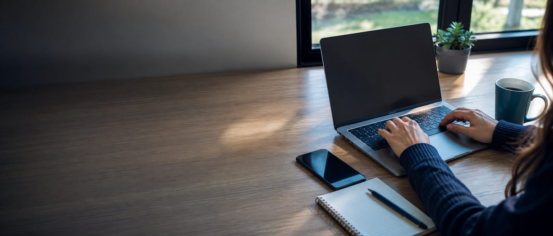 Escritorio con notebook abierto durante una consulta online