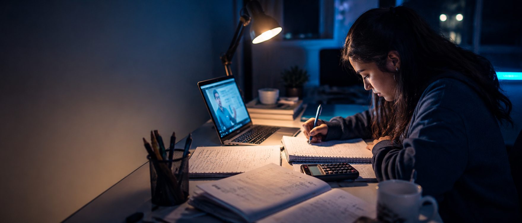 Estudiante en una jornada intensiva de estudio nocturna