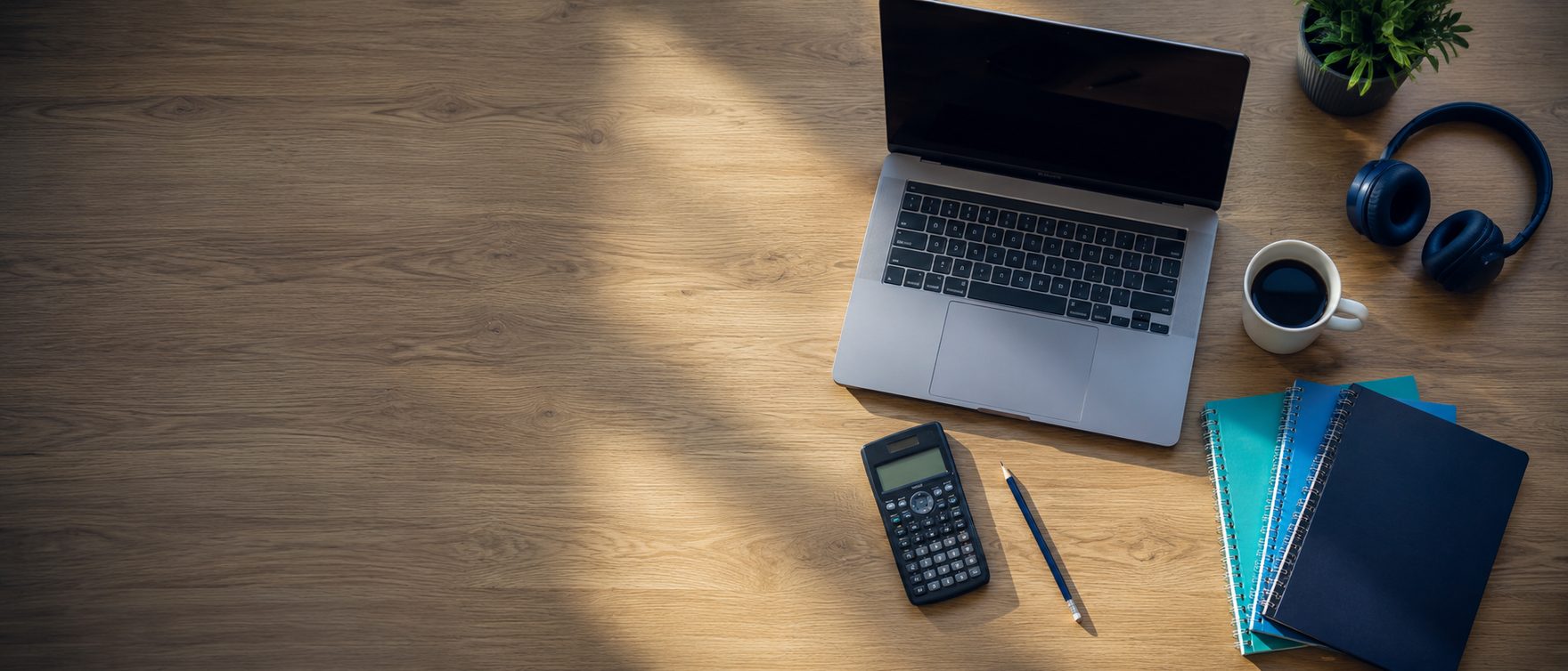 Escritorio de estudio con notebook, calculadora y cuadernos