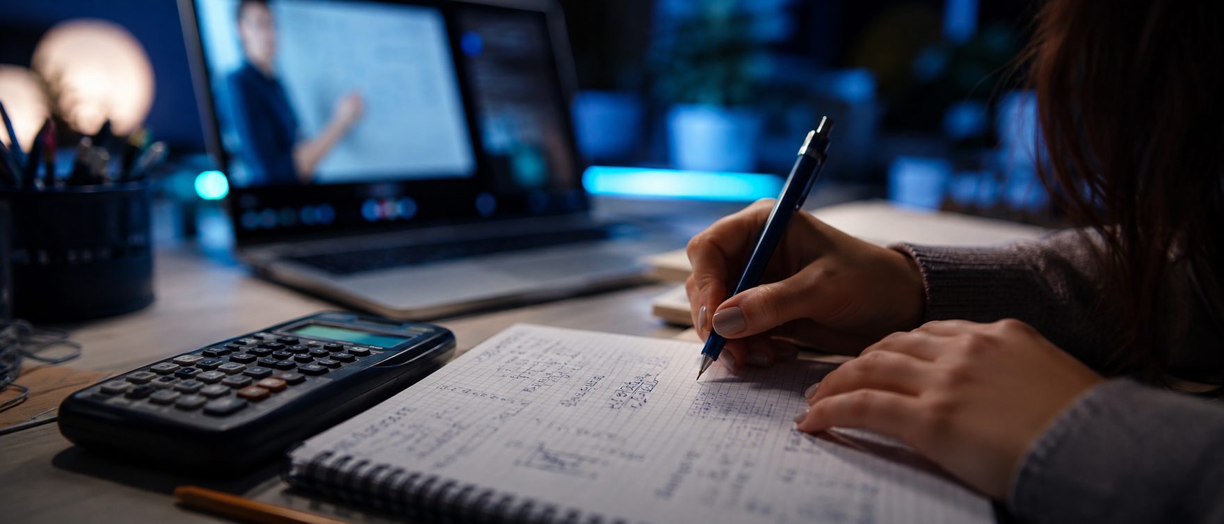 Estudiante resolviendo ejercicios de ciencias exactas en su cuaderno